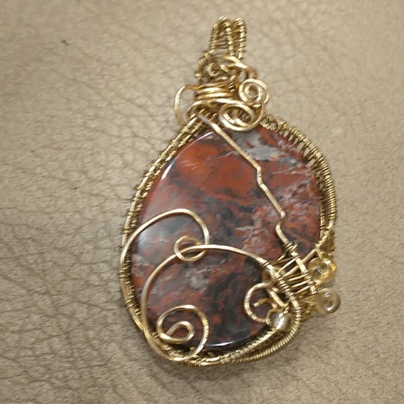 ๐จ๐ฆ Beautiful Hand Polished Stone Pendant - Picture 2 of 5